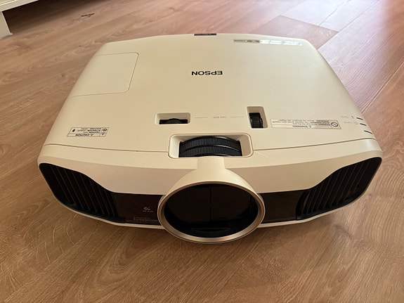 Epson EH-TW9000 Full HD 3D -kotiteatteriprojektori + 77" Definite-valkokangas
