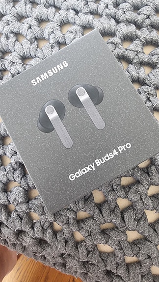 Uudet Samsung Galaxy Buds4 pro kuulokkeet