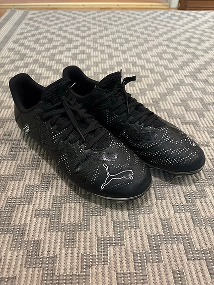 Puma jalkapallokengät koko 37 musta