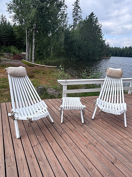 Kaksi valkoista Ekofurn tuolia ja pöytä/rahi