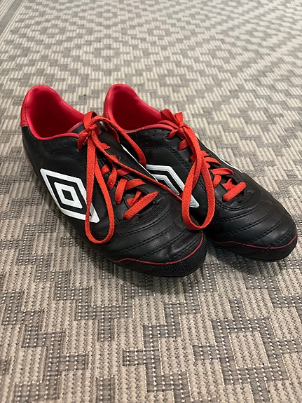 Umbro jalkapallokengät koko 38 musta/punainen