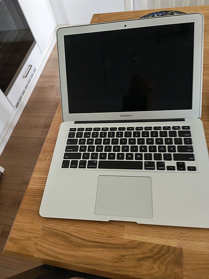 Erittäin vähäisellä käytöllä ollut Apple Mac book