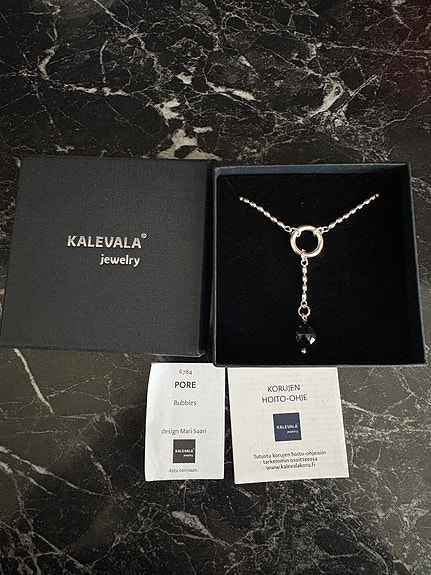 Kalevala koru ”Pore” hopea, onyx kivellä