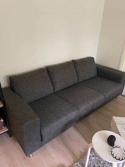 Harmaa kolmen hengen sohva