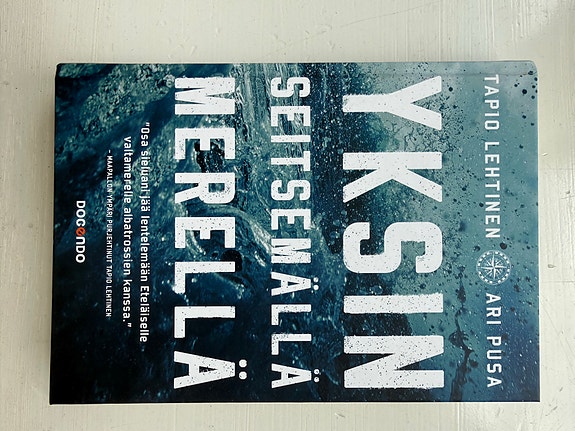 Yksin seitsemällä merellä -kirja