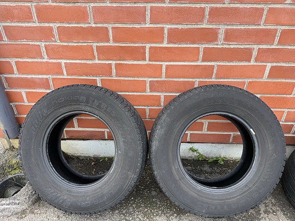 Nokian nastarenkaat  2kpl  225/75 R 16c