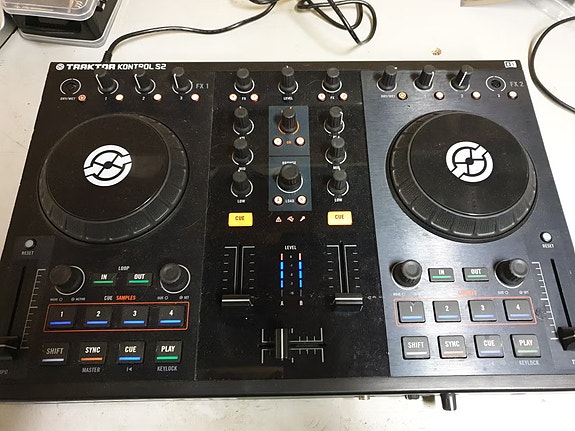 Traktor Kontrol S2 DJ mikseri