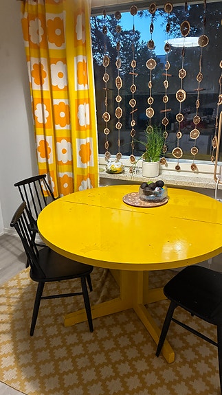 Keltainen retro 120 cm jatkettava 60-luvun ruokapöytä