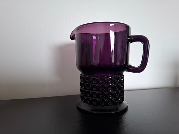 Violetti lasikermakko