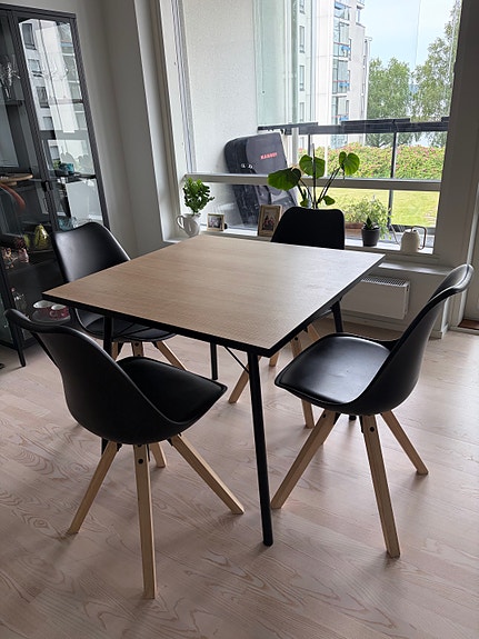 Ruokailuryhmä, pöytä + 4 tuolia