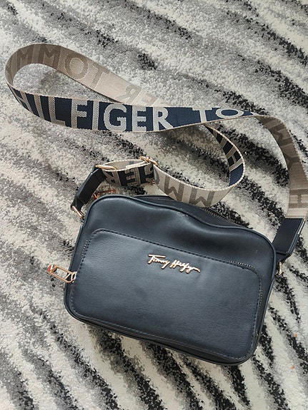Tommy Hilfiger olkalaukku
