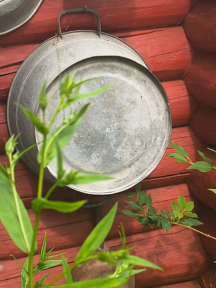 Vanhoja peltisiä astioita