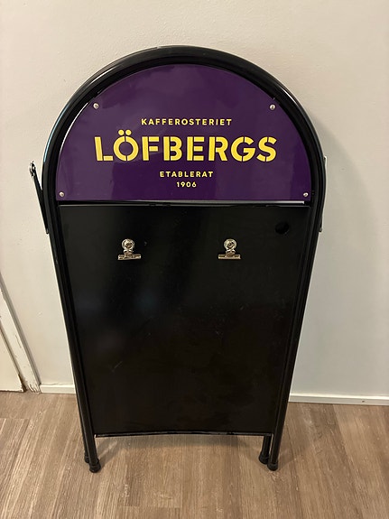 Löfbergs mainosteline A-teline musta