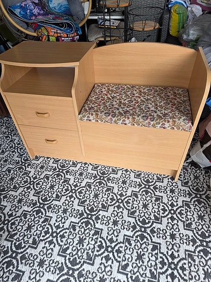Myynissä beige väri pieni lipasto penkillä