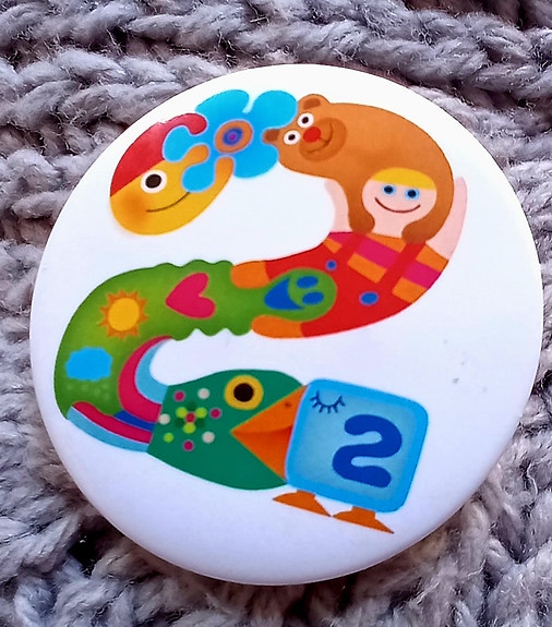 Retro! Pikku Kakkosen lasten ohjelmasta tuttu logo rintamerkki