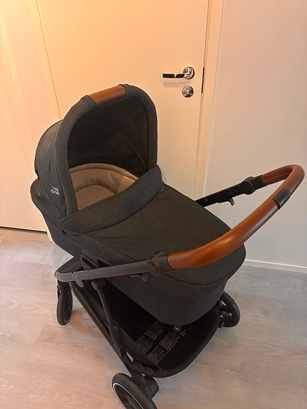 Britax Römer Strider M -yhdistelmävaunut, Shadow Black