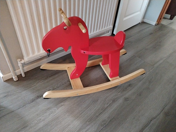 IKEA puinen punainen keinuhevonen