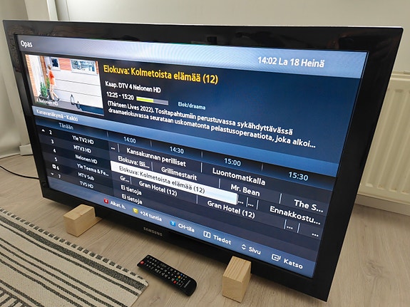 Samsung 40" taulutelevisio seinätelineellä