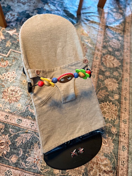 BabyBjörn Balance Soft -sitteri + lelukaari + 2 päällistä