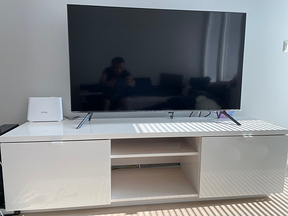 Samsung AU7100 50" UHD televisio ja tv-tason kanssa