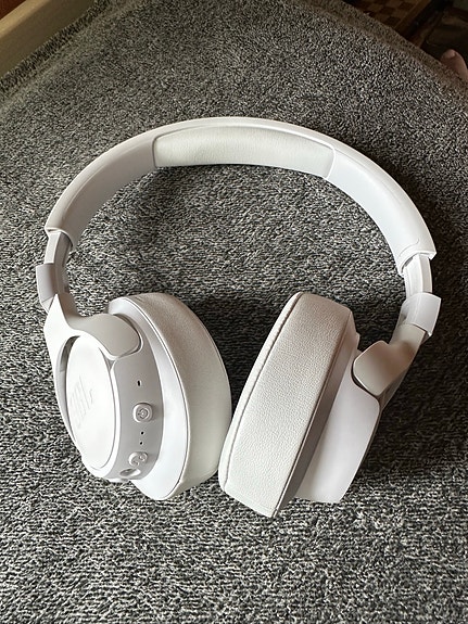 JBL valkoiset langattomat over-ear kuulokkeet