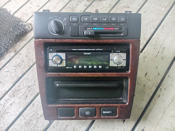 Nissan Maxima 1998 koetaulun konsoli