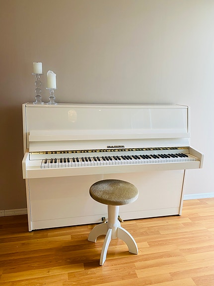Fazerin kiiltävä valkoinen piano