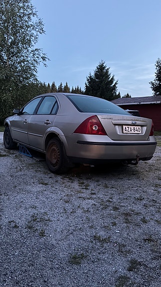 Ford Mondeo sedan 2.0 bensa varaosiksi