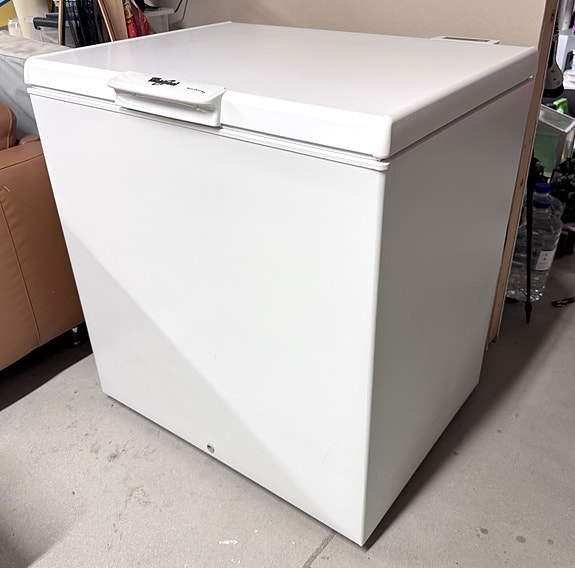 Whirlpool Space+ arkkupakastin 204-litrainen