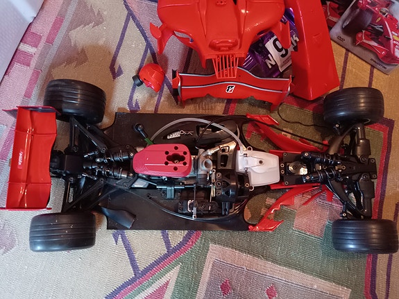 Radio-ohjattava polttomoottori Ferrari 2007 Kimi Räikkösen kilpa-auto