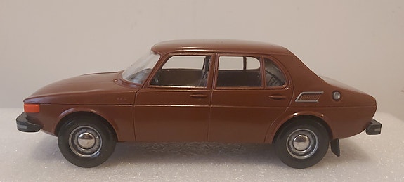Vanha kotimainen saab 99 muoviauto.