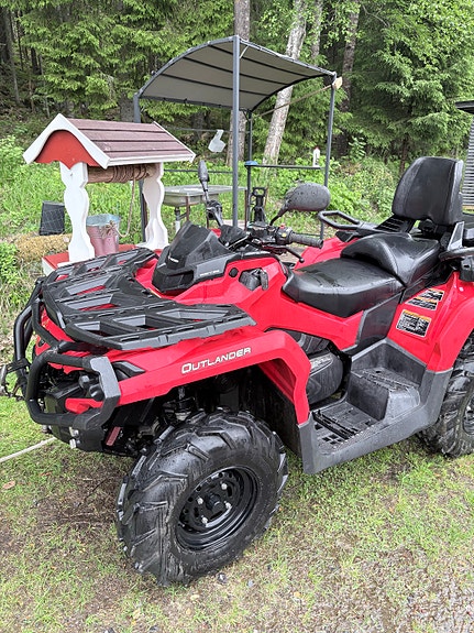 Can-Am Outlander Pro 500 EFI  mönkijä lumilevyllä