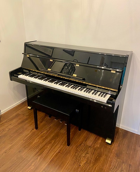 Samick pystypiano musta