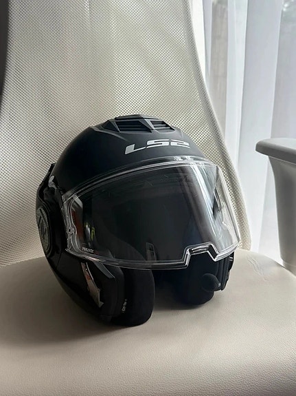 LS2 Advant mattamusta avattava kypärä (koko L) + Cardo valmius