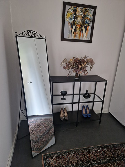 Musta IKEA:n VITTSJÖ-hyllykkö