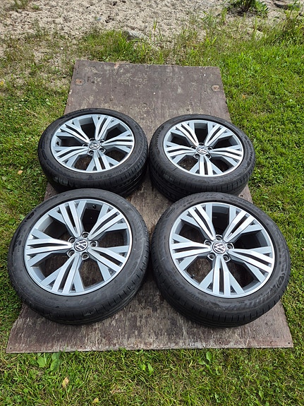 VW Passat B8 alkuperäisvanteet kesärenkailla