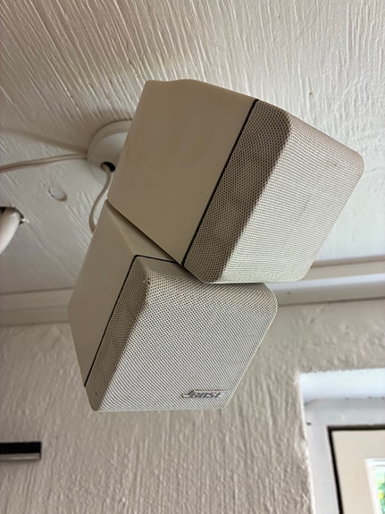 Bose valkoinen kaiutinsetti subwooferilla, jvc vahvistin ja Marantz cd-soitin