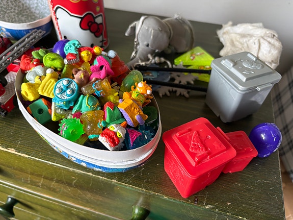 Sekalainen satsi pieniä the trash pack figuureja
