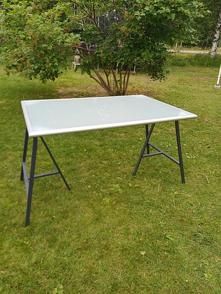 Kirjoituspöytä annetaan