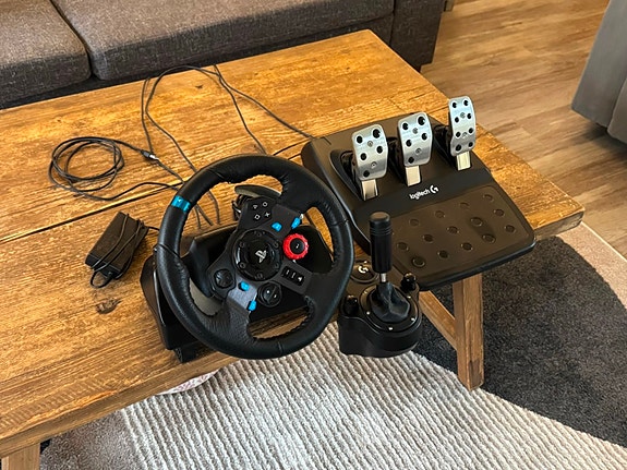 Logitech G29 rattiohjain ja polkimet