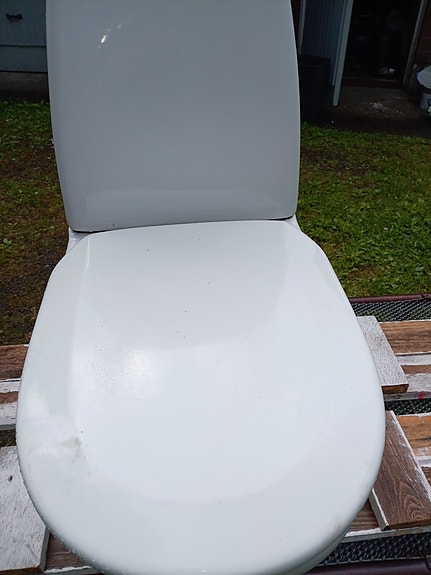 Valkoinen wc-istuin säiliöllä