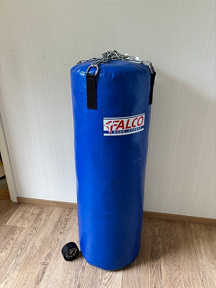 Falco nyrkkeilysäkki ketjuilla sis kiinnikkeet 100x35 30kg