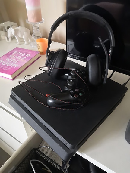 Sony PlayStation 4 pelikonsoli
