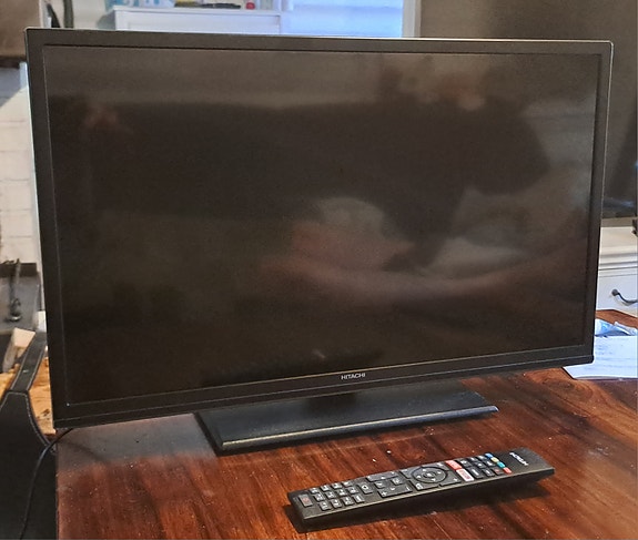 Hitachi 24" Led televisio (12 V)  HDMI-liitännöillä