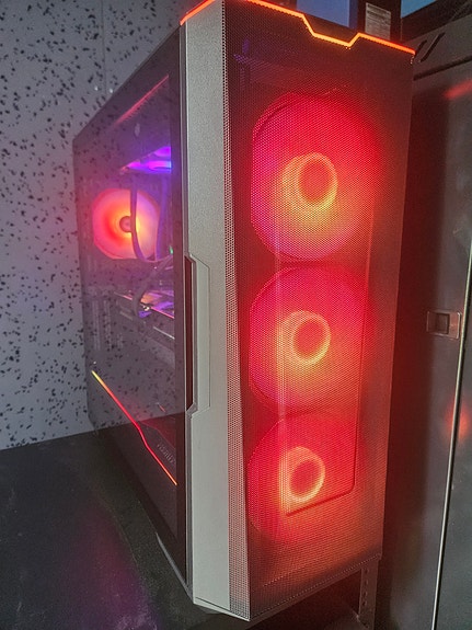 RTX 3090 Ti Tietokone pelaamiseen tai AI-interferenssiin