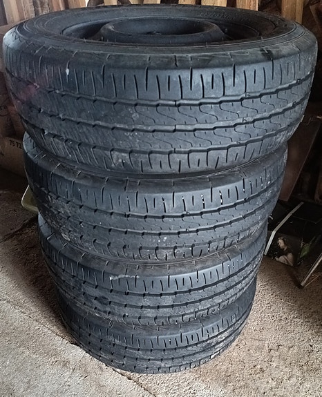Myydään hyvät 225/65R16C pakettiauton kesärenkaat peltivanteilla Nissan NV400