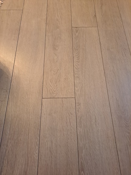 Harmaata tammi laminaattilattiaa noin 100m²