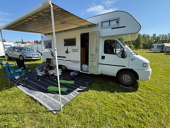 Asuntoauto, 6hlö isolla takatallilla