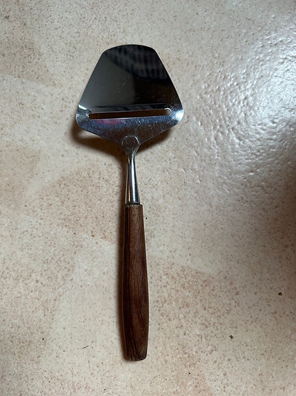Fiskars vintage juustohöylä tiikkikahvalla