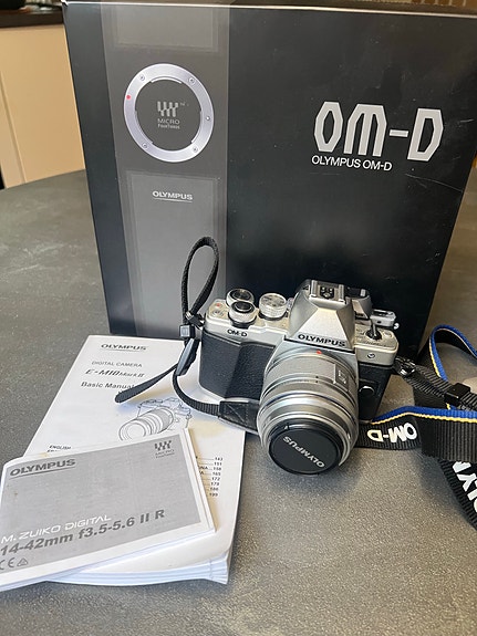 Olympus OM-D E-M10 Mark II järjestelmäkamera 14–42mm objektiivilla